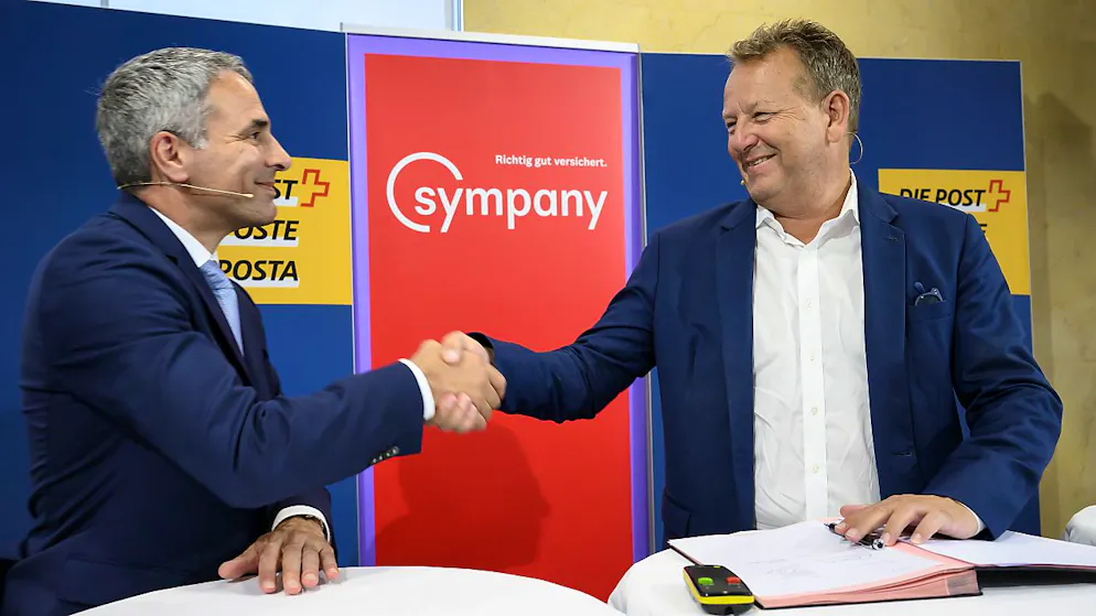 Erster Partner im Post-Filialnetz: Sympany-Chef Michael Willer (links) und Postnetz-Leiter Thomas Baur bei der Vertragsunterzeichnung in Biel.