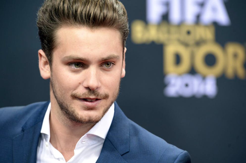 Swiss Singer Bastian Baker arrives on the red carpet prior to the FIFA Ballon d'Or 2014 gala held at the Kongresshaus in Zurich, Switzerland, Monday, January 12, 2015. (KEYSTONE/Walter Bieri)