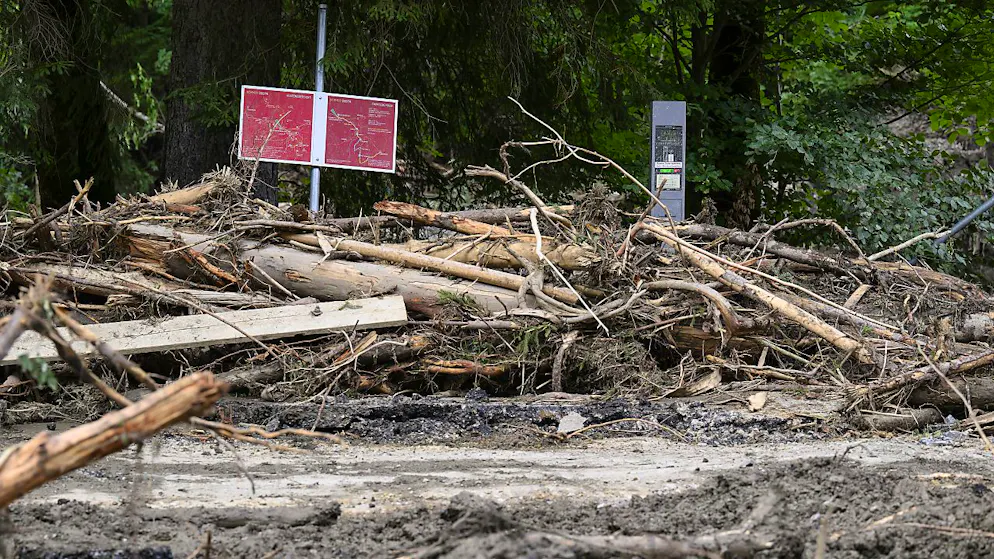 Gemeinde Schangnau BE sucht nach Unwetter Helfer und Geld - Gallery. So sah es am Dienstagnachmittag vor dem Hotel-Restaurant Kemmeribodenbad aus.