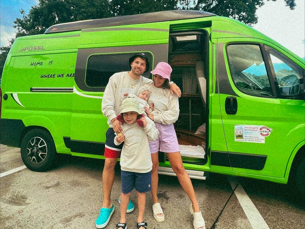 Sarah Engels geniesst Ascona. Sarah Engels reist derzeit mit Ehemann Julian Engels, Sohn Alessio (vorne) und Tochter Solea durch die Schweiz. 