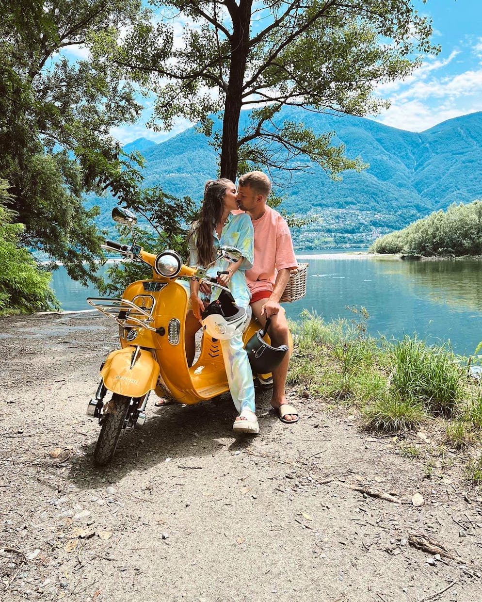 Sarah Engels geniesst Ascona. Das Ehepaar zeigt sich verschmust auf einer Vespa am Ufer des Lago Maggiore. 