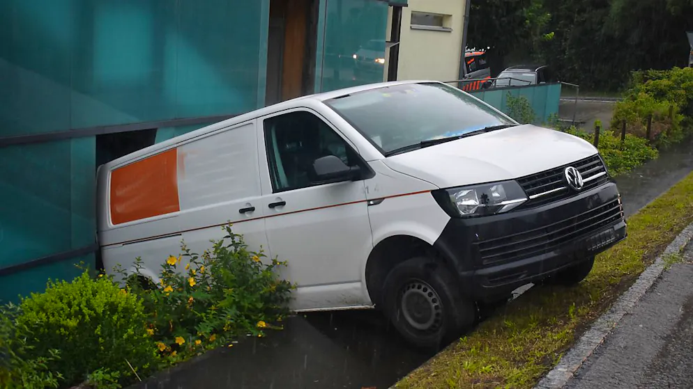 Durch die Blumen in eine Hauswand gerollt ist in Greppen LU ein Fahrzeug, das eigentlich parkiert gewesen war.