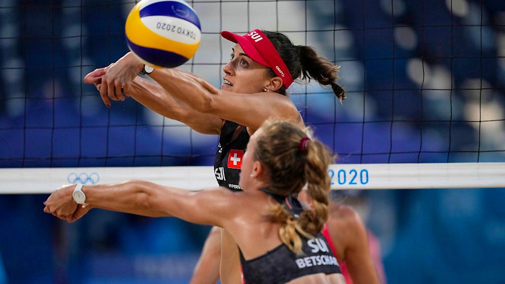Tanja Hüberli (hinten) und Nina Brunner, im Bild an den Olympischen Spielen in Tokio, starten in Gstaad als Anwärterinnen auf einen Spitzenplatz.
