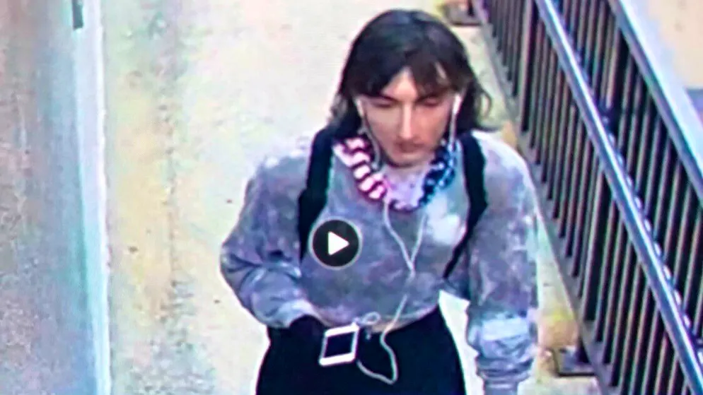 Dieses Bild, das aus einem Video stammt und von der Lake County Major Crime Task Force bereitgestellt wurde, zeigt den Attentäter Robert E. Crimo. Nach dem Anschlag entzog sich Crimo der Festnahme, indem er sich als Frau verkleidet unter die fliehende Menge mischte. 