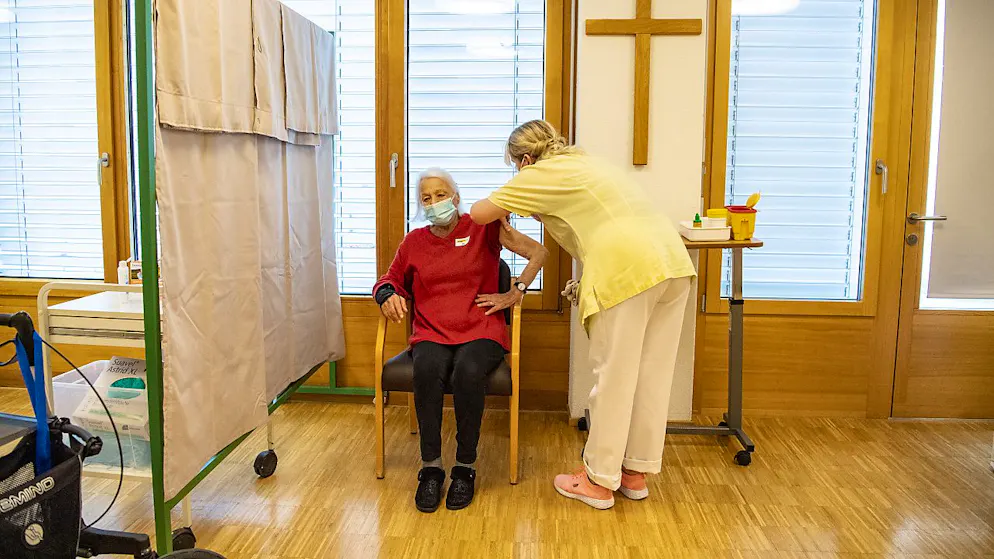 Wer über 80 Jahre alt ist, dem wird eine zweite Auffrischimpfung gegen das Coronavirus empfohlen. (Symbolbild)