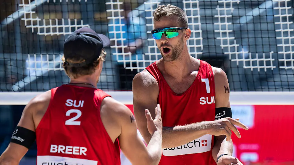 Florian Breer (links) und Marco Krattiger klatschen ab: Das Duo steht in Gstaad bereits in den Achtelfinals