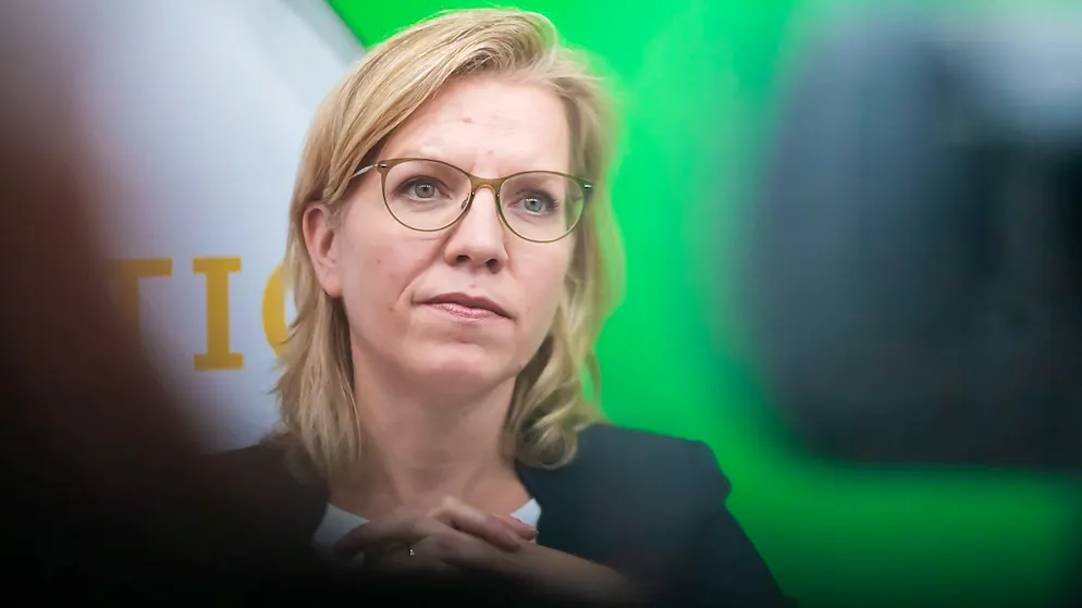 ARCHIV - Leonore Gewessler, Umweltministerin von Österreich, nimmt an einem Statement für eine atomfreie Taxonomie auf der UN-Klimakonferenz COP26 teil. Foto: Christoph Soeder/dpa