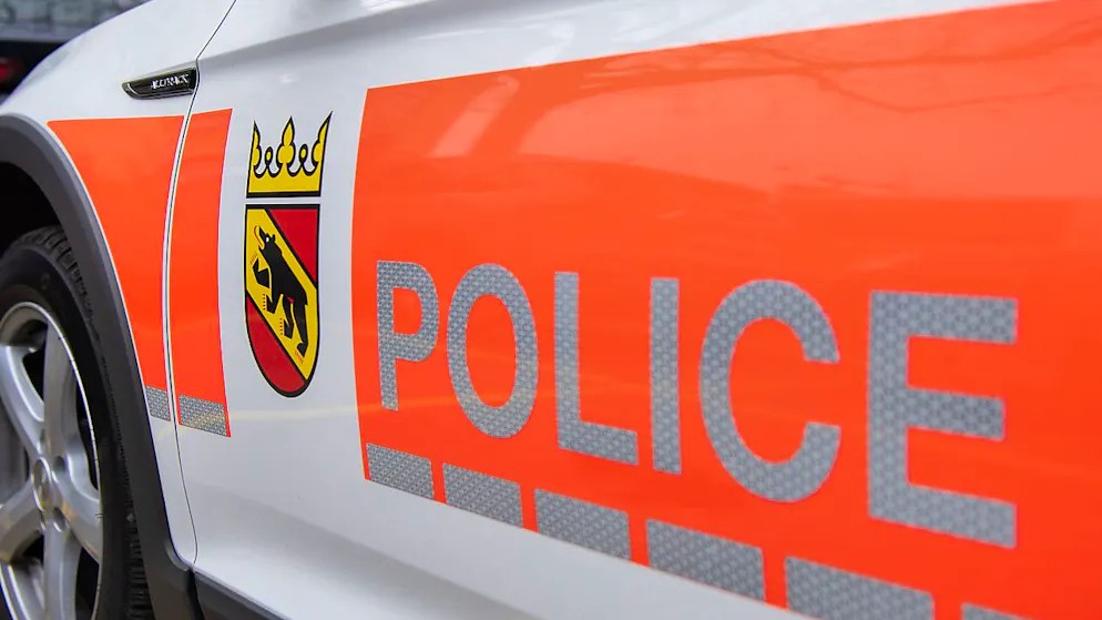 Die Kantonspolizei Bern brachte den Mann, der die Frau mit einem Messer bedroht hatte, auf den Polizeiposten. (Symbolbild)