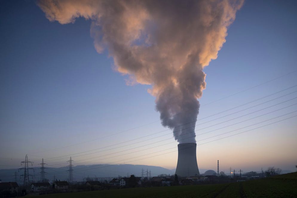 Dampf stroemt aus dem Kuehlturm des Kernkraftwerks Goesgen, aufgenommen beim Sonnenuntergang am Dienstag, 25. Januar 2022 in der Gemeinde Daeniken, Kanton Solothurn. (KEYSTONE/Gaetan Bally)