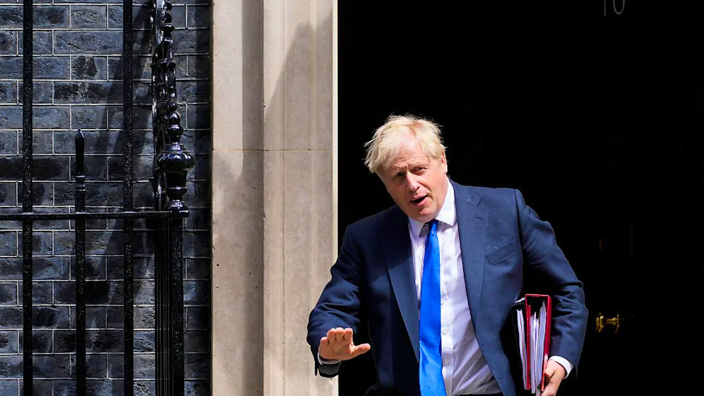 Boris Johnson, Premierminister von Großbritannien, verlässt die 10 Downing Street in Westminster, um an der wöchentlichen Fragestunde «Prime Minister's Questions» (Fragen an den Premierminister) teilzunehmen. Foto: Frank Augstein/AP/dpa