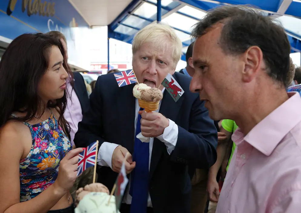 Best of Boris Johnson. Boris Johnson scheint ein grosser Glace-Fan zu sein. An einer Veranstaltung im Jahr 2019 in Wales bekommt er kaum genug davon.