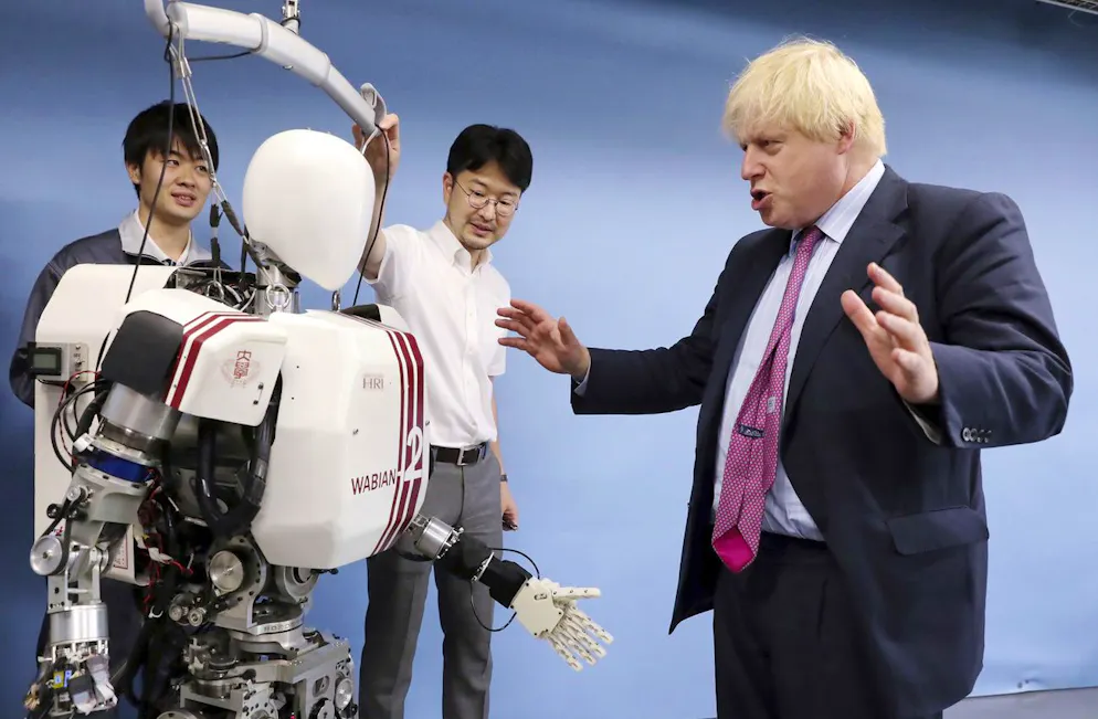 Best of Boris Johnson. Den Roboter nimmt Johnson dagegen mit offenen Armen auf. 