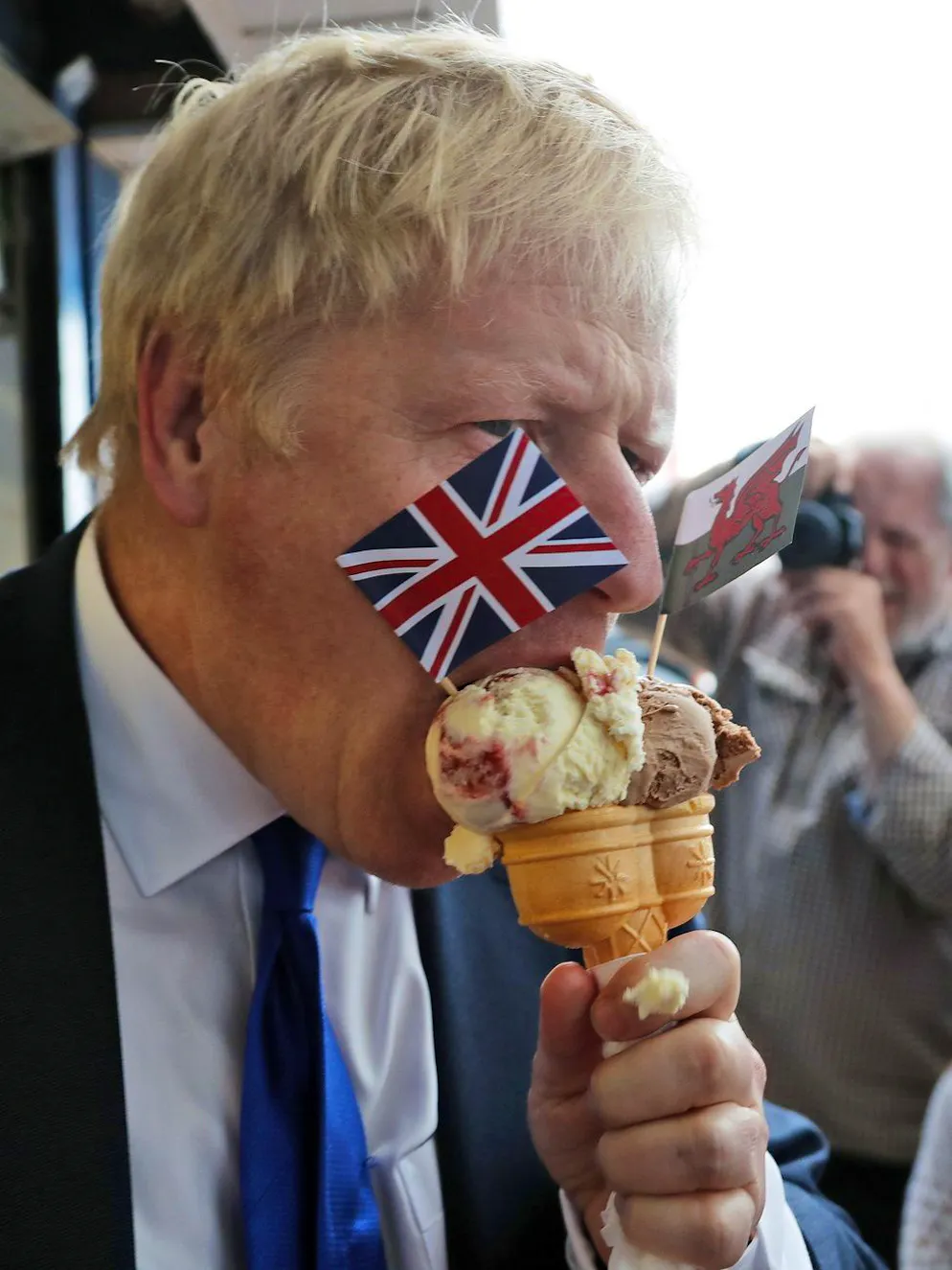 Best of Boris Johnson. Das könnte auch ins Auge gehen. Etwas umständlich mit den Fähnchen. 