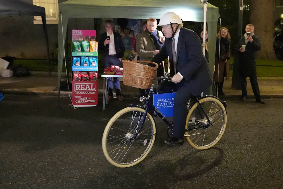 Best of Boris Johnson. Ausnahmsweise sind beide Hände am Lenker. 
