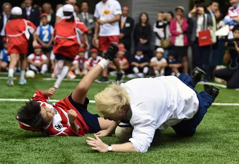 Best of Boris Johnson. Johnson und sein junger Gegner landen unsanft auf dem Boden. Mangelnden Einsatz kann man dem Blonden jedenfalls nicht vorwerfen. 