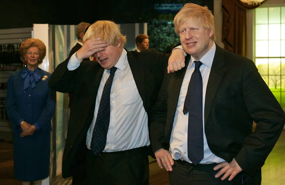Best of Boris Johnson. Eigentlich sieht die Wachsfigur (rechts) doch ganz gut aus. 