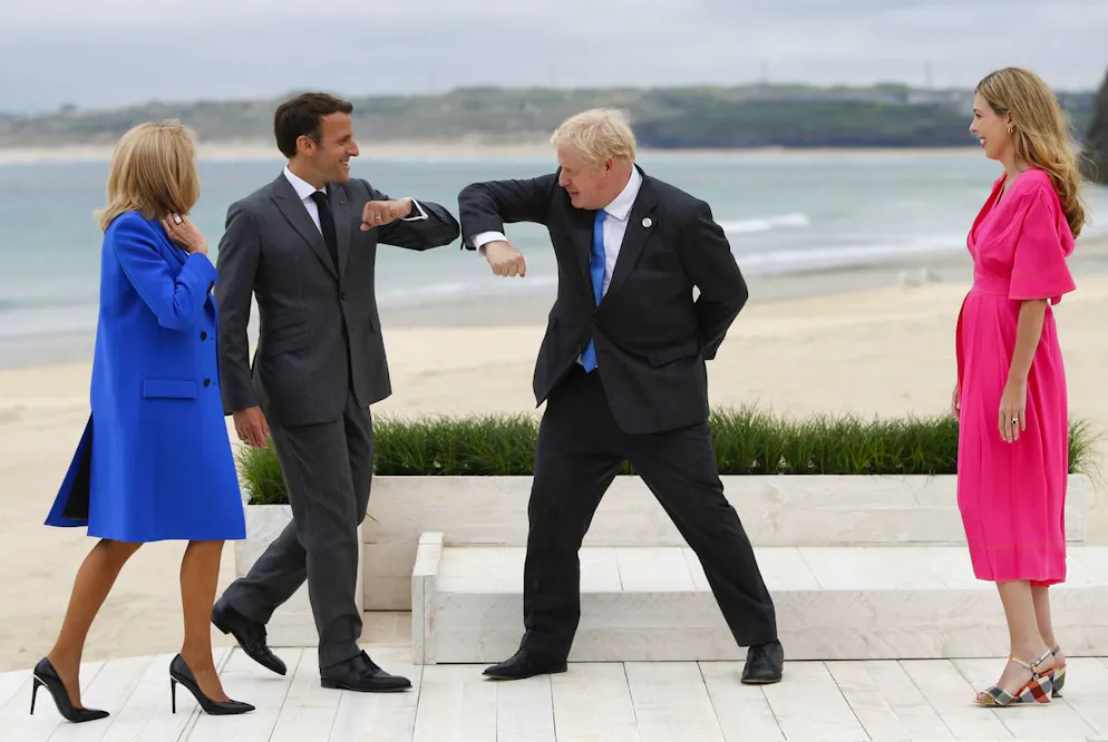 Best of Boris Johnson. Die Boxer-Pose zeigt Johnson gleich auch bei der Begrüssung mit dem französischen Staatspräsidenten Emmanuel Macron.