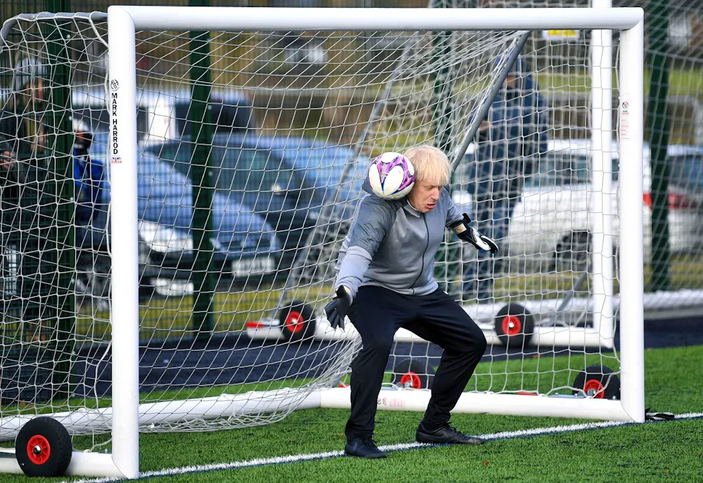 Best of Boris Johnson. Auch als Goalie versucht sich Johnson. Vielleicht hätte er den Ball statt mit der Schulter mit den Händen fangen sollen? 