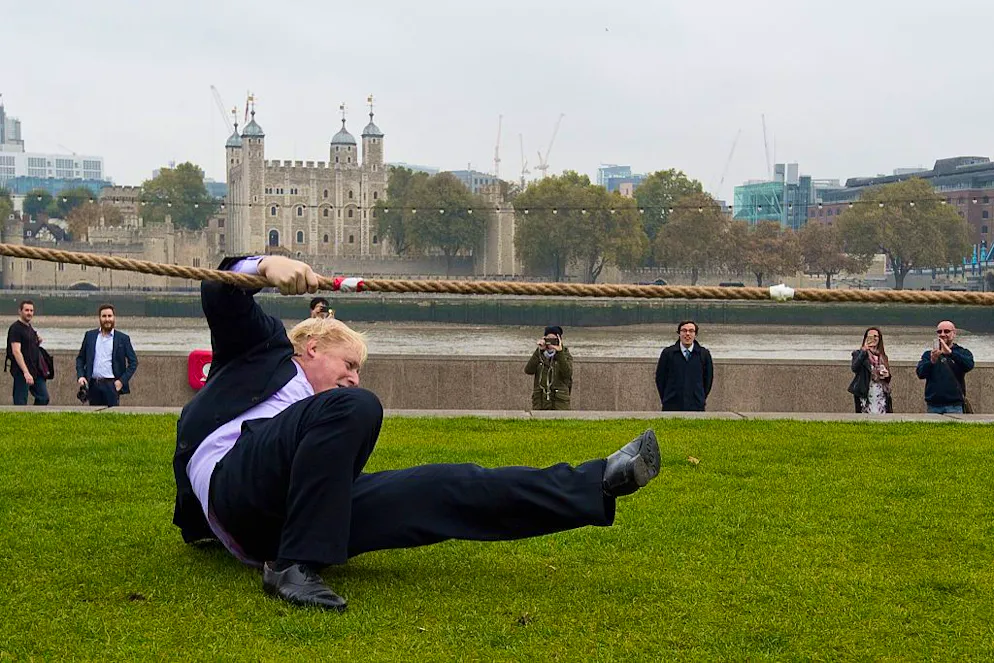 Best of Boris Johnson. Ups, das ging schief: Boris Johnson rutscht beim Seilziehen im Jahr 2015 in London aus und landet auf dem Hinterteil. 
