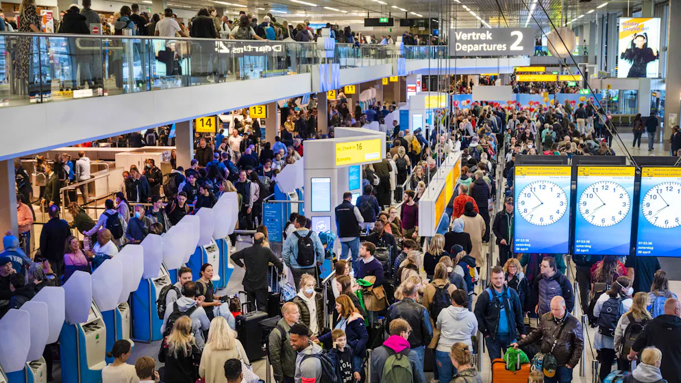 Flugchaos. Reisende täuschen Behinderung vor, um rasch zum Gate zu kommen