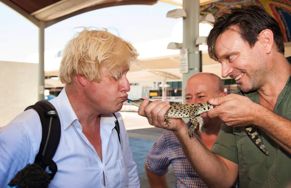 Best of Boris Johnson. Ein Küsschen in Ehren kann niemand verwehren. Auch wenn das kleine Reptil nicht ganz so angetan scheint.