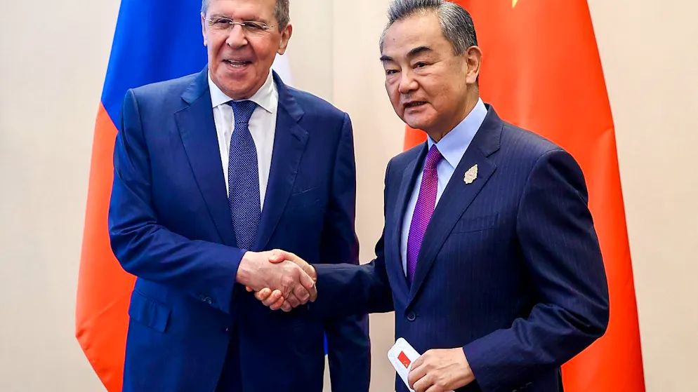 HANDOUT - Auf diesem vom Pressedienst des russischen Außenministeriums veröffentlichten Handout-Foto geben sich Sergej Lawrow (l), Außenminister von Russland, und Wang Yi, Außenminister von China, während ihres bilateralen Treffens im Vorfeld des G20-Außenministertreffens die Hand. Foto: Uncredited/Russian Foreign Ministry Press Service/AP/dpa - ACHTUNG: Nur zur redaktionellen Verwendung im Zusammenhang mit der aktuellen Berichterstattung und nur mit vollständiger Nennung des vorstehenden Credits