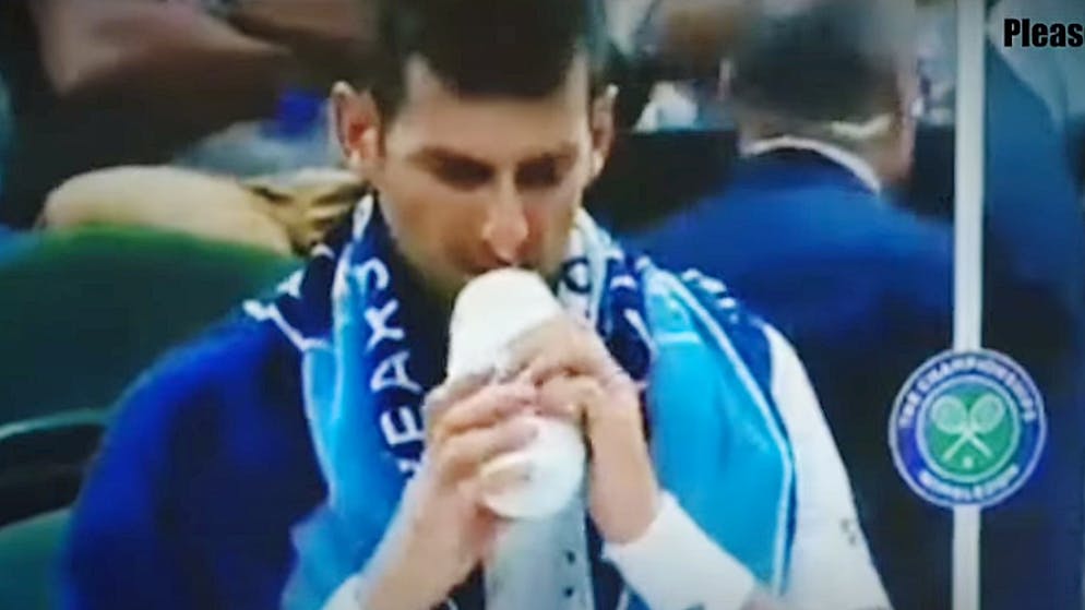 «Zaubertrank aus dem Labor». Wilde Theorien über Djokovics mysteriöse Trinkflasche