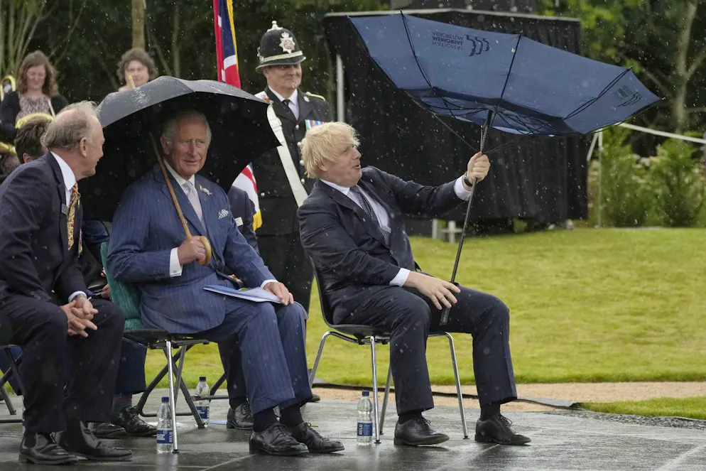 Best of Boris Johnson. Wind, Schirm und Boris. Man könnte es ja auf das britische Wetter schieben. Prinz Charles hat jedoch keinerlei Probleme, seinen Schirm unter Kontrolle zu halten. 