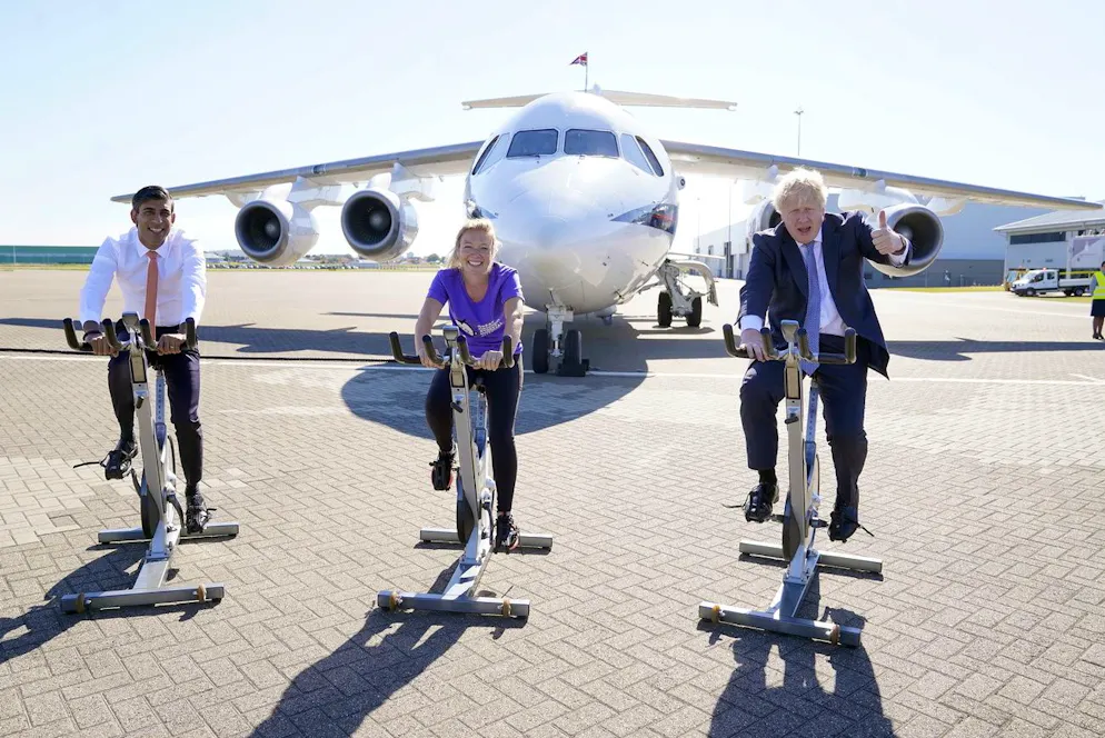 Best of Boris Johnson. Daumen nach oben, alles klar! Boris Johnson bei einer Spendenveranstaltung auf einem Hometrainer. 