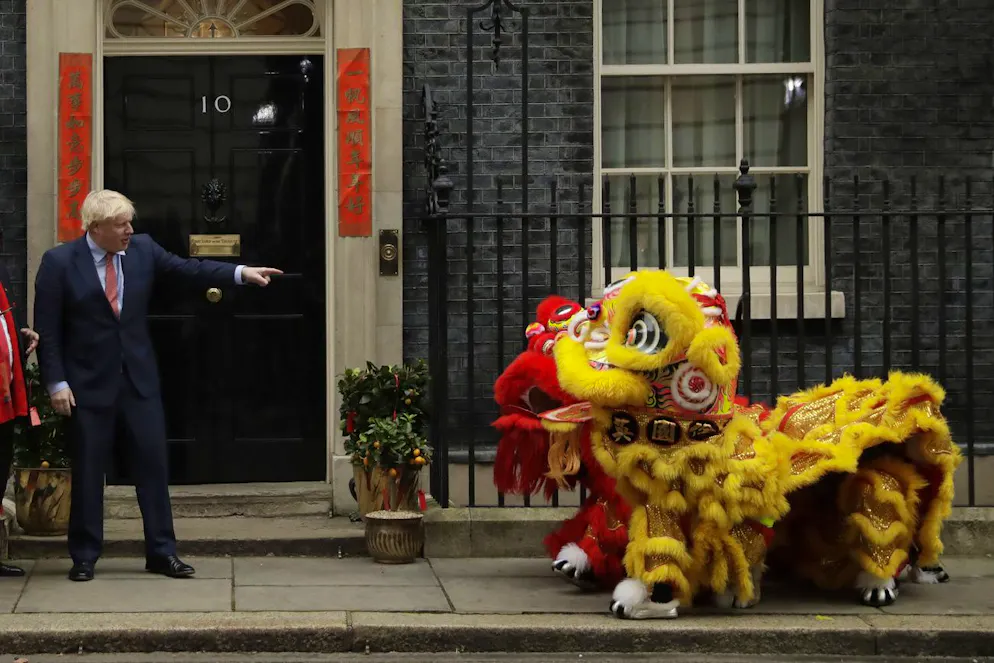 Best of Boris Johnson. Die chinesischen Löwen vor der Downing Street 10 scheinen Johnson nicht ganz geheuer. 