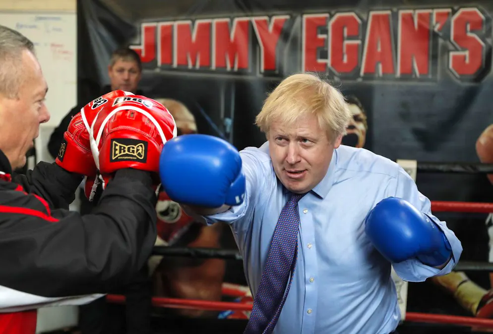 Best of Boris Johnson. Jetzt auch noch Boxen: Obwohl Johnson hier beim Training in Manchester im Jahr 2019 eine gute Falle macht. 