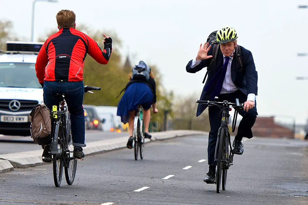 Best of Boris Johnson. Velofahren kann Boris Johnson übrigens gut. Dabei winkt er auch gern anderen Velogenossen zu. Nur stösst das nicht bei allen auf Gegenliebe.