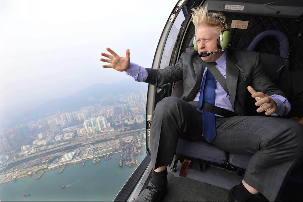 Best of Boris Johnson. Keine Angst, es geht ihm gut! Auch wenn so aussieht, als befinde sich Johnson im Jahr 2013 über Hongkong im freien Fall, geniesst er wohl nur die Aussicht. 