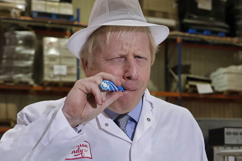 Best of Boris Johnson. Es muss nicht immer Glace sein: Auch Zuckerstangen mag Boris Johnson, wie er im Jahr 2019 in Blackpool zeigt.