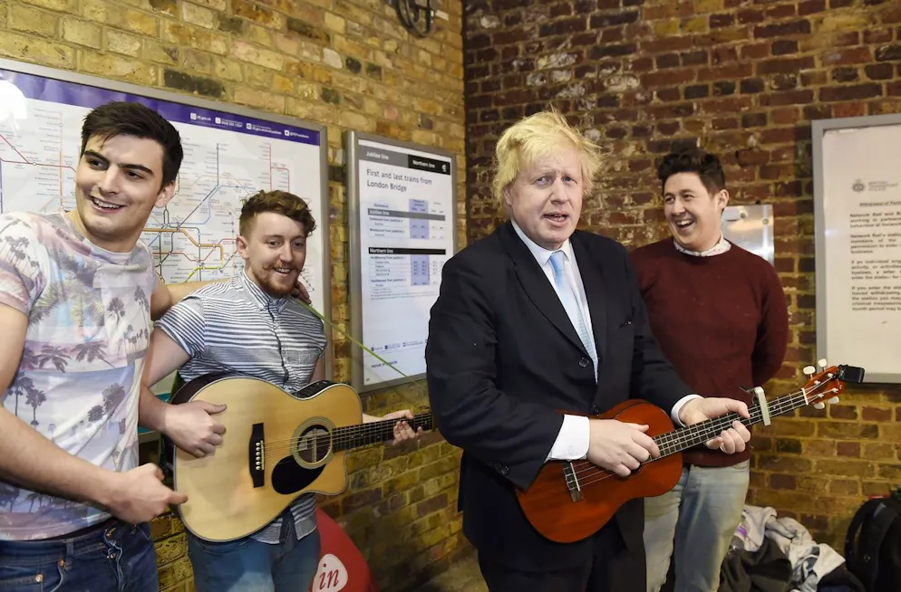 Best of Boris Johnson. Oder hier im Jahr 2015 mit einer Strassenband in London. 