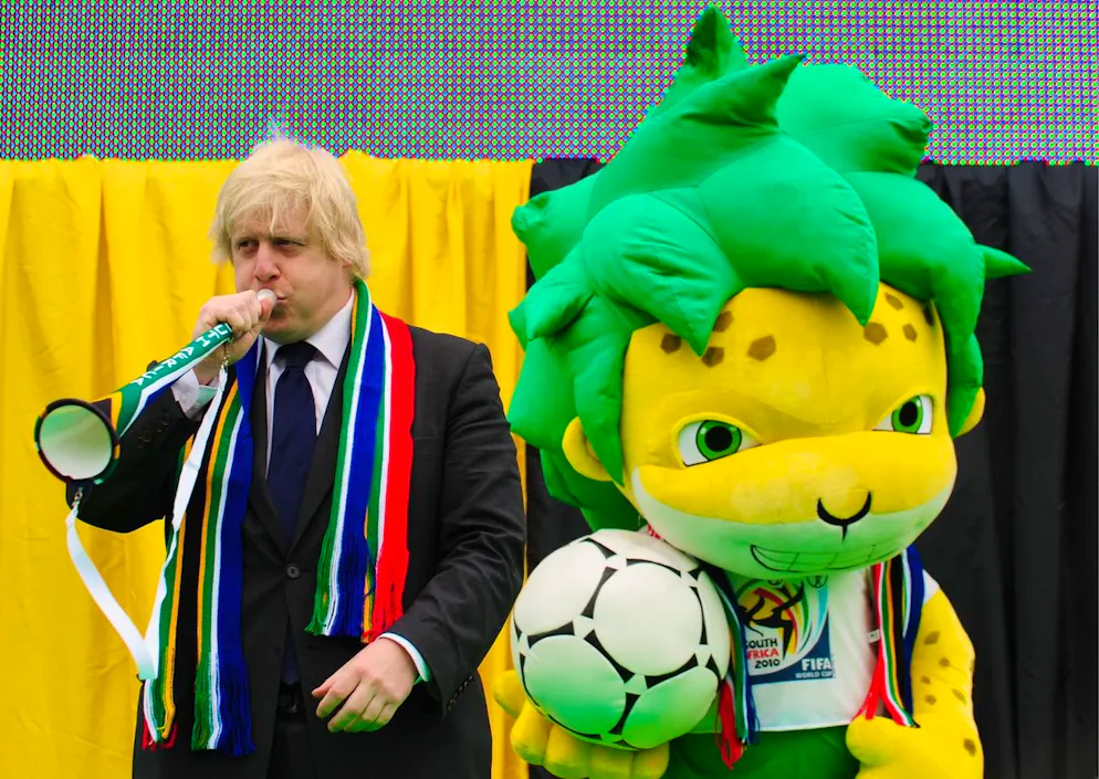 Best of Boris Johnson. Wenn Boris Johnson gerade selbst keinen Sport macht, trommelt er lautstark dafür. Auf dem Times Square in London bläst er im Rahmen der Fussball WM in Südafrika in eine Vuvuzela. Damals amtete er noch als Bürgermeister von London.