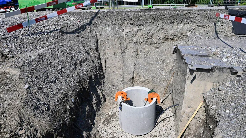 Ein Arbeiter verlor am Mittwoch auf einer Baustelle in Schaan FL das Gleichgewicht und stürzte 2,5 Meter in die Tiefe.