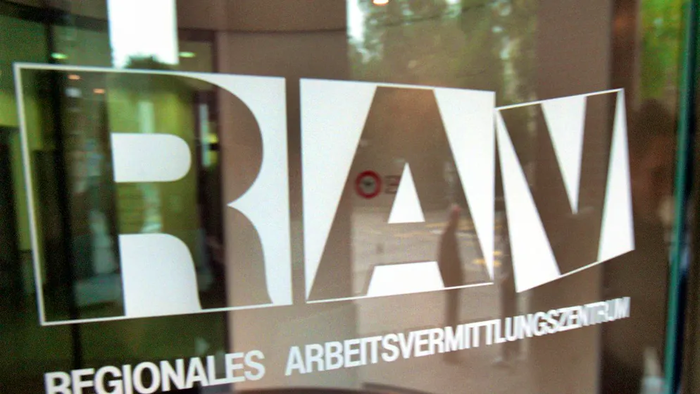 In der Schweiz ist die Arbeitslosigkeit weiter zurückgegangen: Ende Juni waren bei den Regionalen Arbeitsvermittlungszentren (RAV) noch 92'511 Menschen als arbeitslos gemeldet. Das sind 5493 weniger als im Mai. (Archivbild)