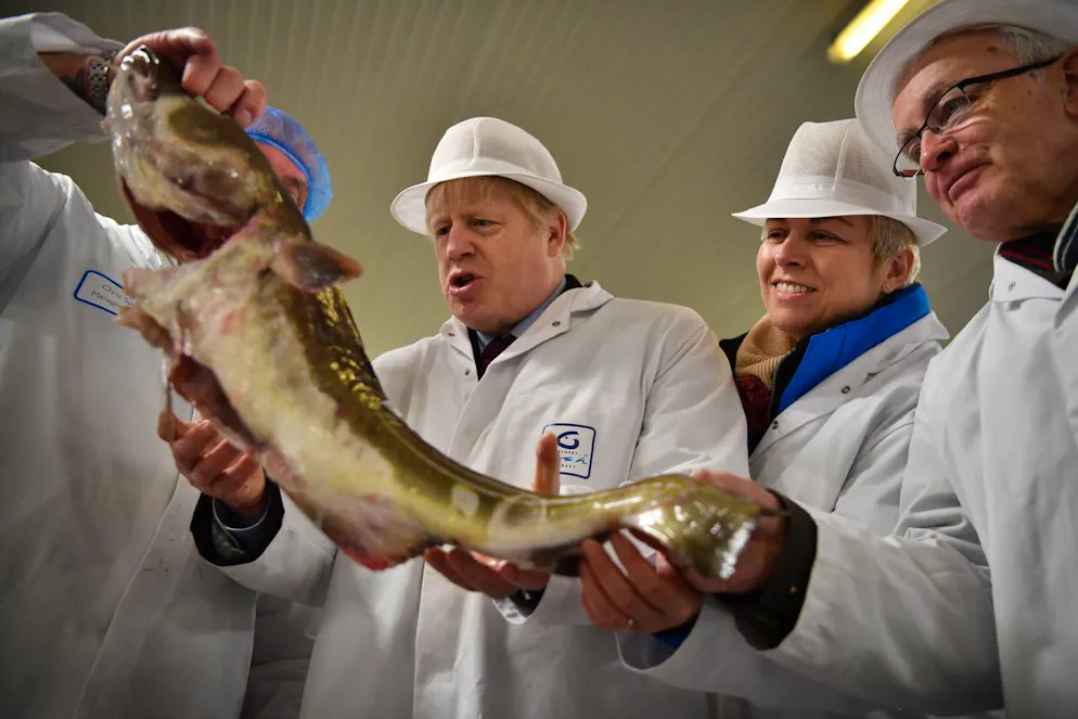 Best of Boris Johnson. Vorsicht, glitschig: Boris Johnson 2019 beim Versuch, einen Fisch auf einem Fischmarkt zu halten.  