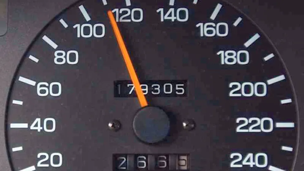 Ein 31-Jähriger gab mehrmals viel zu viel Gas und filmte sich dabei. Am Donnerstag musste er sich vor dem Zürcher Bezirksgericht verantworten. (Symbolbild)