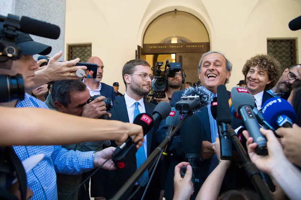 Auch der frühere Uefa-Präsident Michel Platini freut sich über das Urteil am Freitag, 8. Juli 2022 in Bellinzona. 