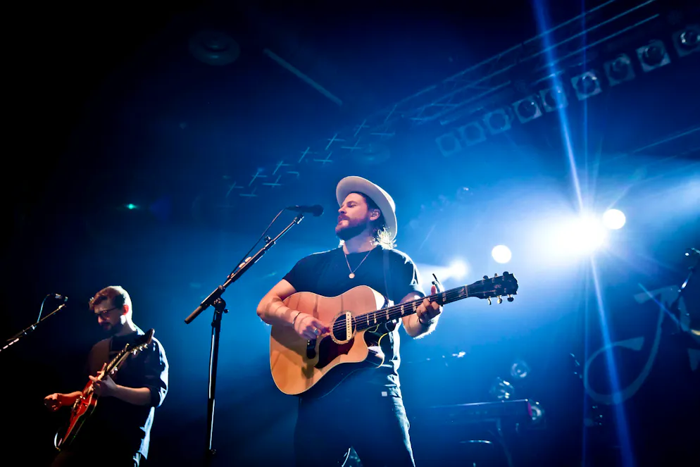 Montreux Jazz Festival: Diese Konzerte bringt blue Music am Wochenende zu dir. Mighty Oaks sind ein Indie-/Folk-Rock-Trio, bestehend aus Ian Hooper (USA), Claudio Donzelli (Italien) und Craig Saunders (Grossbritannien). Die drei Herren machen seit 2010 zusammen Musik und leben in Berlin. In Montreux hat die Band am Mittwochabend ihren grossen Auftritt.