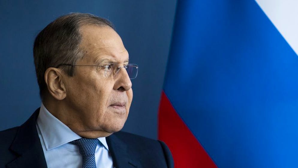 Der russische Aussenminister Sergej Lawrow ist am G20-Gipfel auf Bali eingetroffen. Seine Teilnahme am Treffen der Aussenminister ist umstritten. (Archivbild)