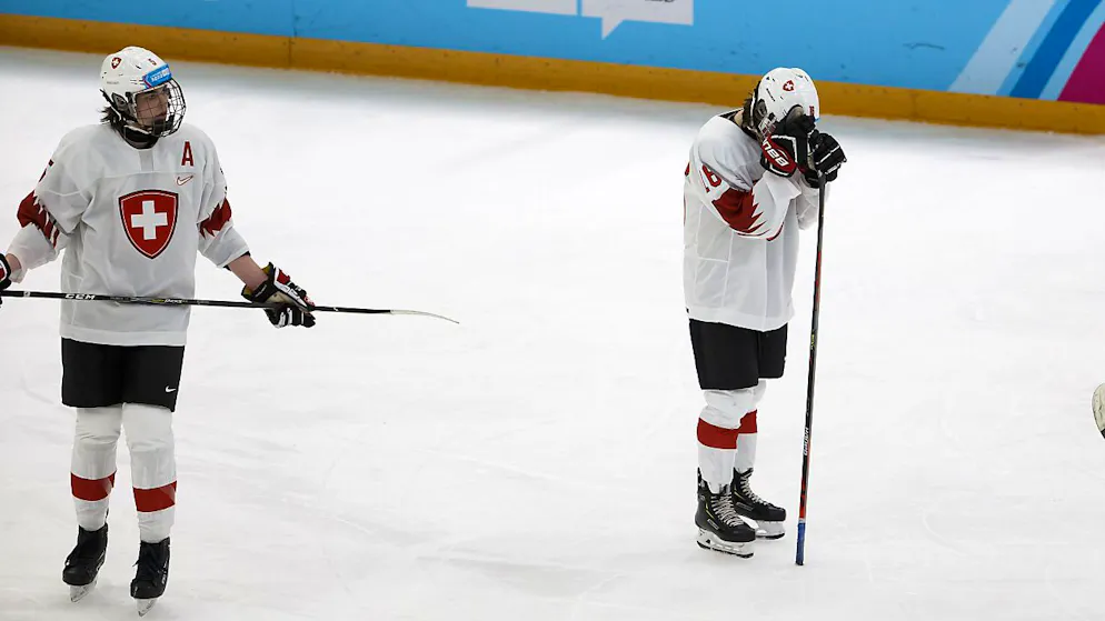 Der Schweizer Eishockey-Spieler Lian Bichsel (links) hat einen NHL-Draft erobern können. (Archivbild)
