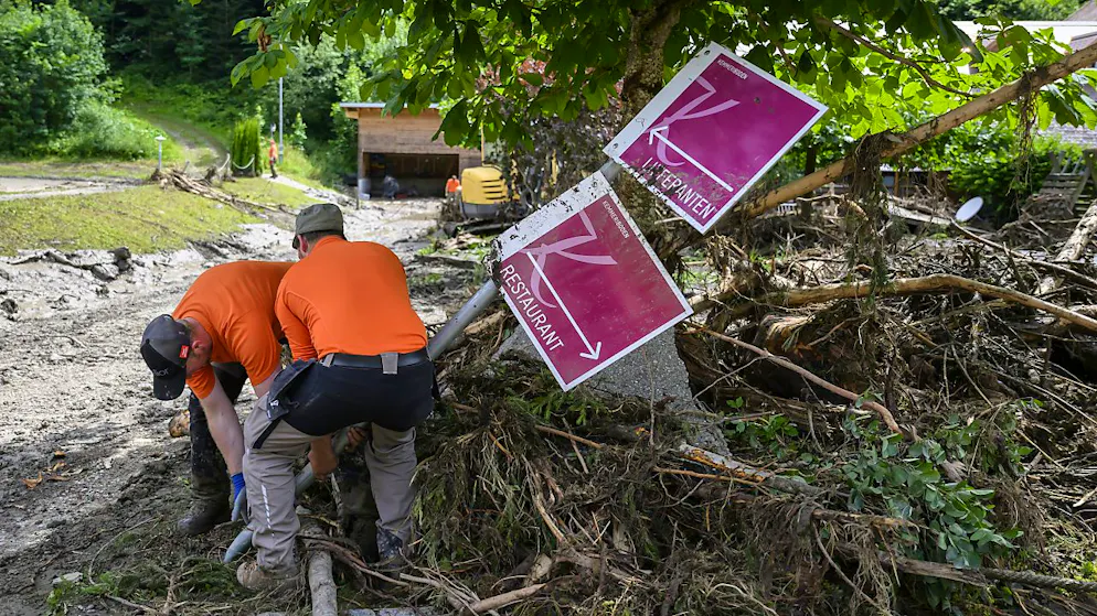 Zivilschützer im Einsatz am vergangenen Dienstag in der Umgebung des Hotel-Restaurants Kemmeribodenbad.