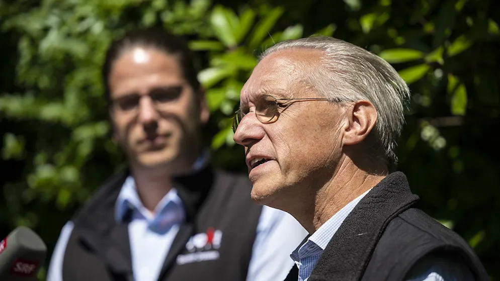 Weiterer Elefant im Zoo Zürich ist schwer krank - Gallery. Zoo-Tierarzt Jean-Michel Hatt (rechts) informiert neben Zoodirektor Severin Dressen über den kritischen Zustand der Elefantenkuh Omysha.
