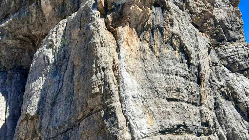 Das von der Bergrettung Veneto zur Verfügung gestellte Foto zeigt den Berg Moiazza in der Provinz Belluno, von dem sich ein Felsbrocken gelöst hat. 