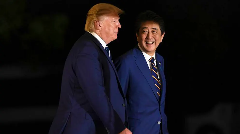 Japans Ex-Regierungschef Shinzo Abe nach Attentat gestorben. Abe im Jahr 2019 mit Donald Trump: 2020 trat Abe als Ministerpräsident zurück, da ihm eine chronische Darmentzündung wieder zu schaffen machte.