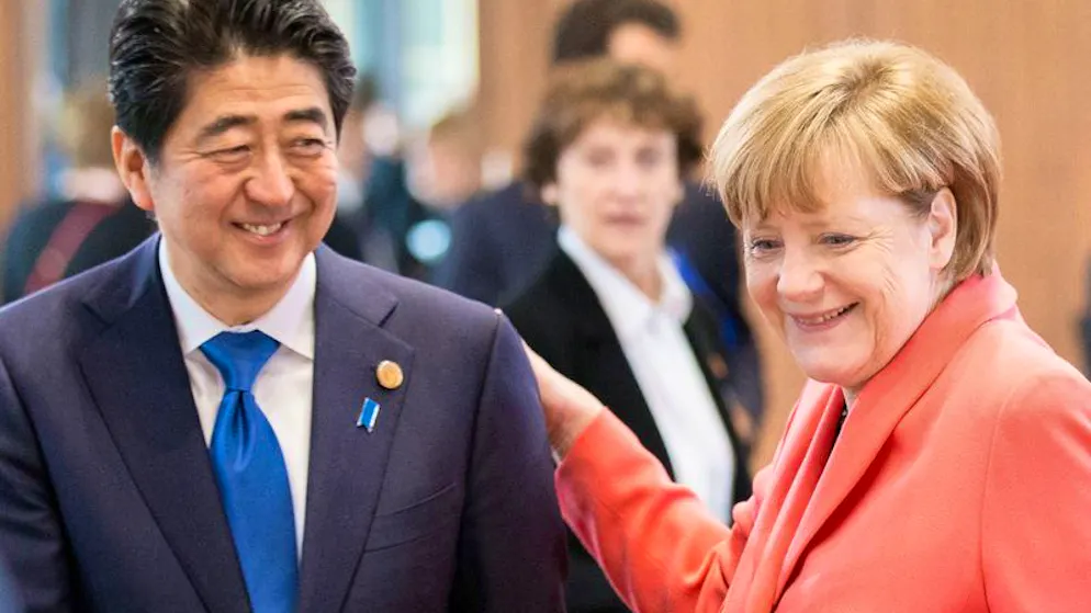 Japans Ex-Regierungschef Shinzo Abe nach Attentat gestorben. Bundeskanzlerin Angela Merkel begrüsst Abe im Juni 2015 in Elmau zum G7-Gipfel: Nach seinem Rücktritt beklagte der japanische Politiker, dass es «ihm den Magen umdrehe», angesichts der vielen Ziele, die er nicht habe umsetzen können. 
