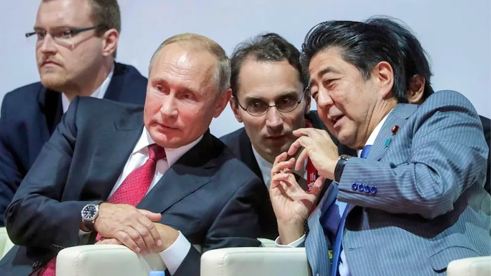 Japans Ex-Regierungschef Shinzo Abe nach Attentat gestorben. Shinzo Abe (rechts) schaut sich 2018 mit Wladimir Putin einen Judokampf an: Abe stammte aus einer Politikerfamilie und war der am längsten amtierende Ministerpräsident in Japans Geschichte.